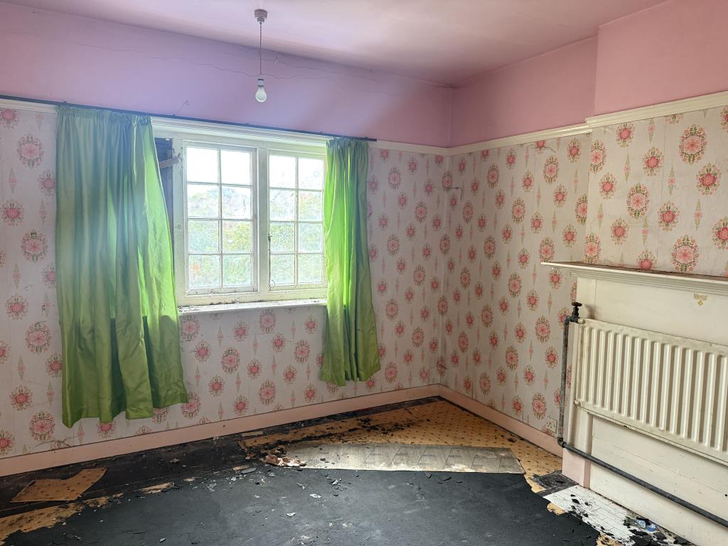 Lot: 113 - FOUR-BEDROOM DETACHED HOUSE ON PLOT OF 0.37 ACRES FOR IMPROVEMENT OR REDEVELOPMENT - Bedroom three on first floor at rear of property